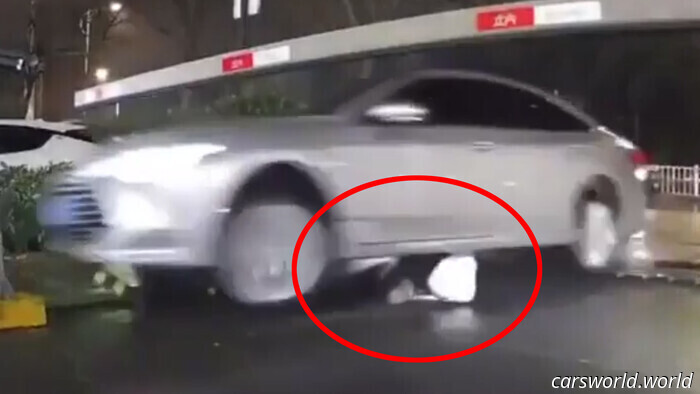 Conductor De Scooter Ignora La Experiencia Cercana A La Muerte Después De Ser Atropellado Por Un Automóvil | Carscoops